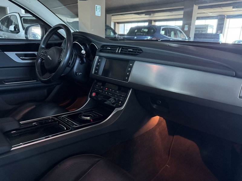 Jaguar XF usata a Messina (9)