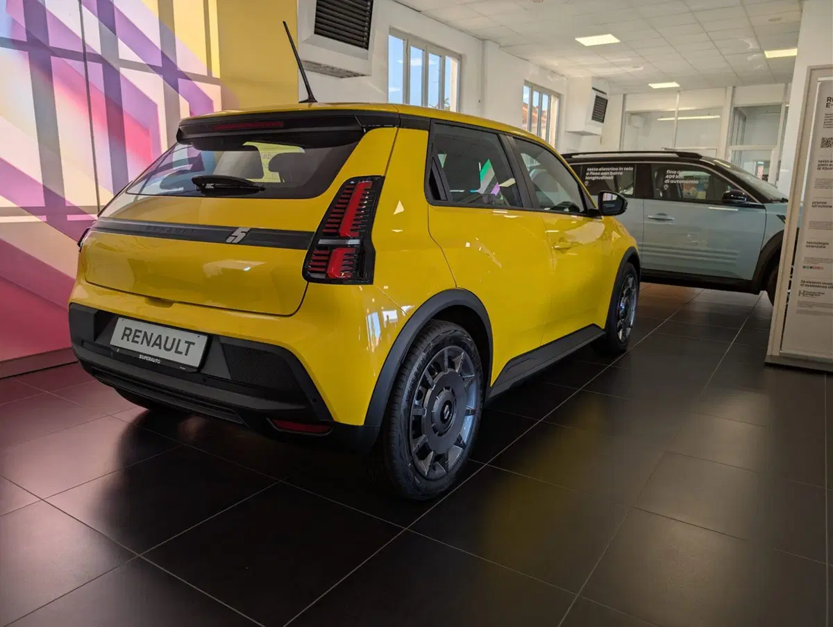 Renault Renault 5 nuova a Pavia (17)