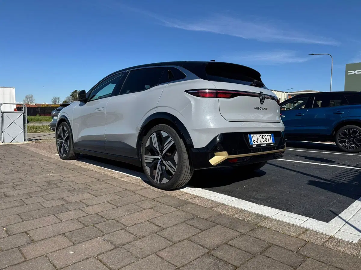 Renault Megane E-Tech Electric usata a Novara (10)