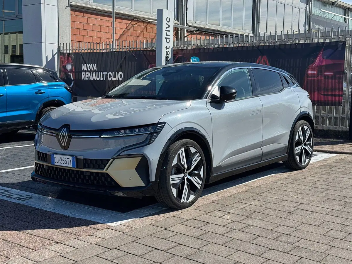 Renault Megane E-Tech Electric usata a Novara (11)