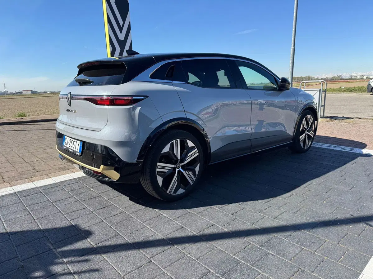 Renault Megane E-Tech Electric usata a Novara (13)