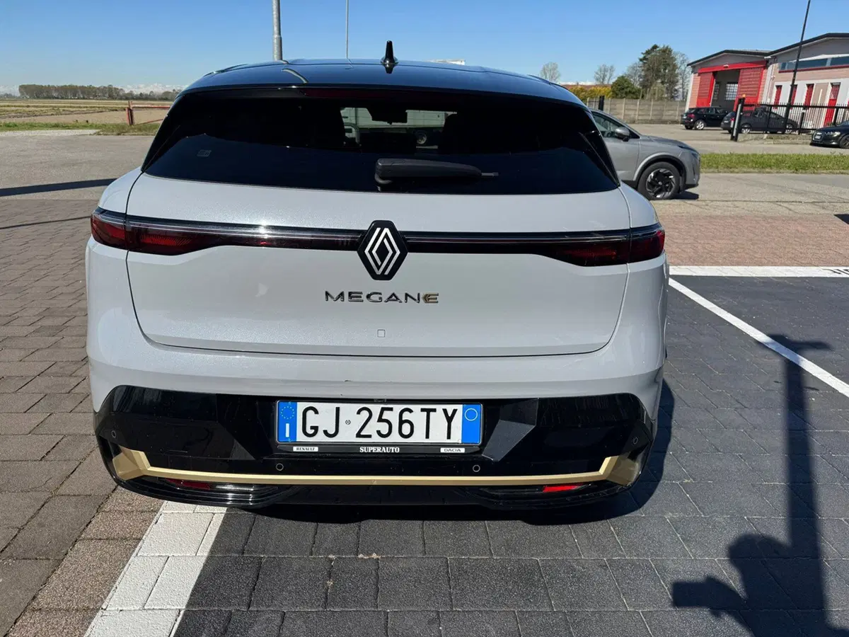 Renault Megane E-Tech Electric usata a Novara (14)