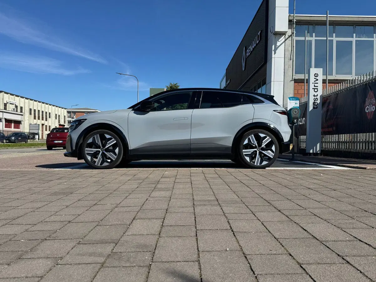 Renault Megane E-Tech Electric usata a Novara (6)