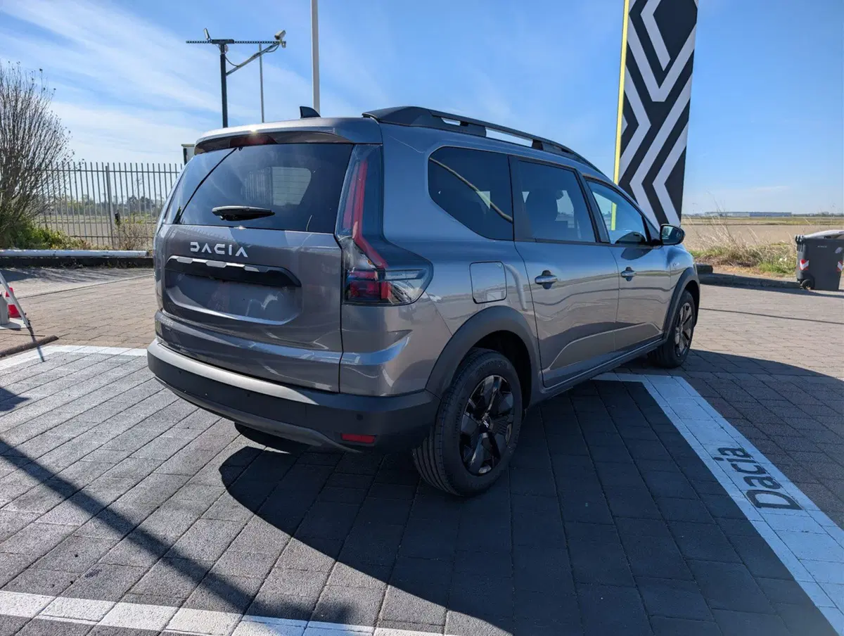 Dacia Jogger nuova a Novara (19)