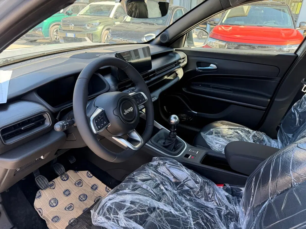 Jeep Avenger nuova a Frosinone (10)