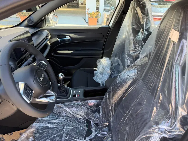 Jeep Avenger nuova a Frosinone (12)