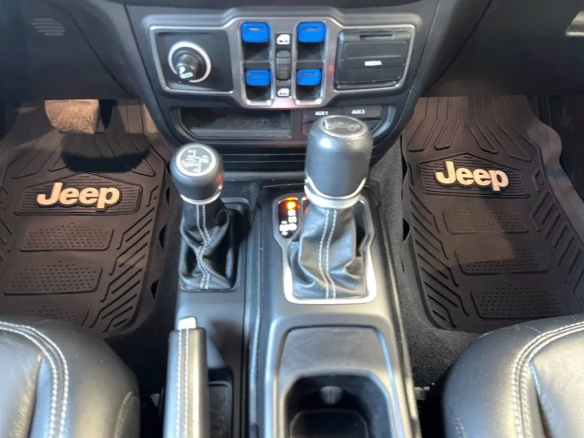 Jeep Wrangler Unlimited usata a Milano (16)