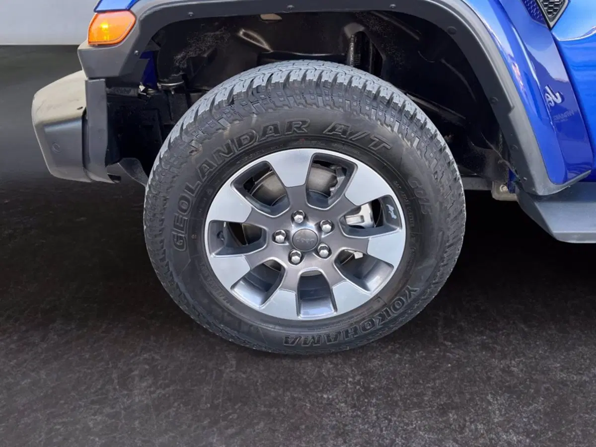 Jeep Wrangler Unlimited usata a Milano (9)