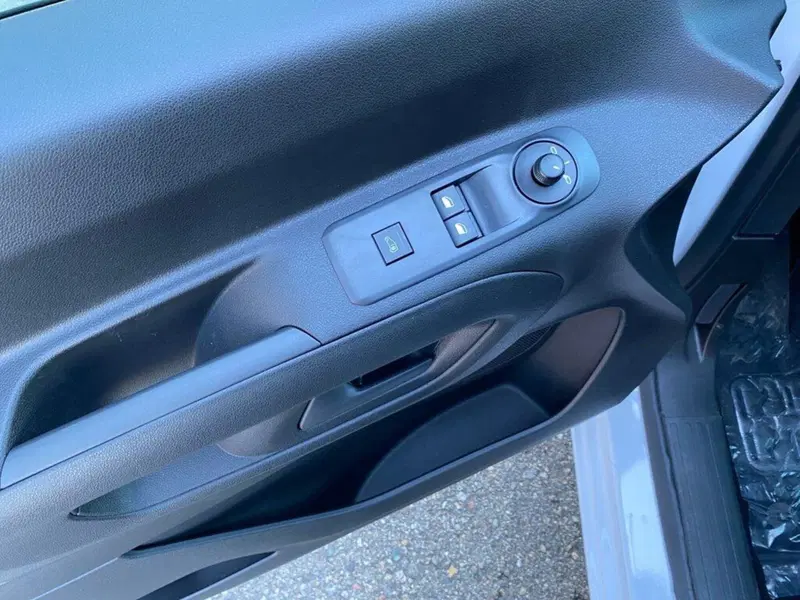 Peugeot Partner Furgone nuova a Torino (13)