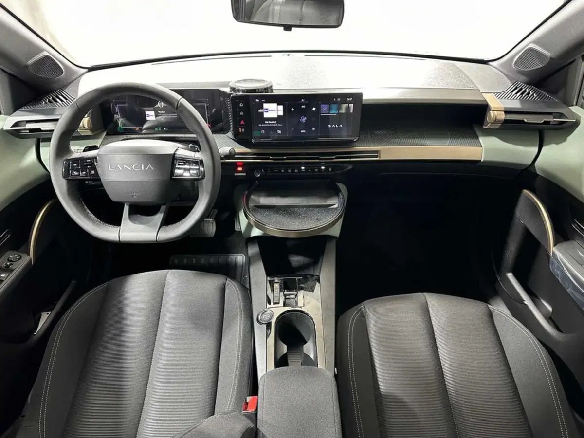 Lancia Ypsilon nuova a Sondrio (10)