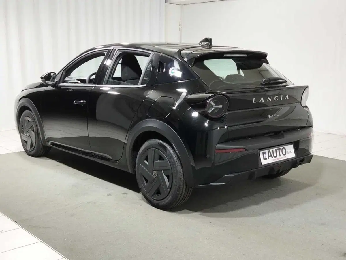 Lancia Ypsilon nuova a Sondrio (3)