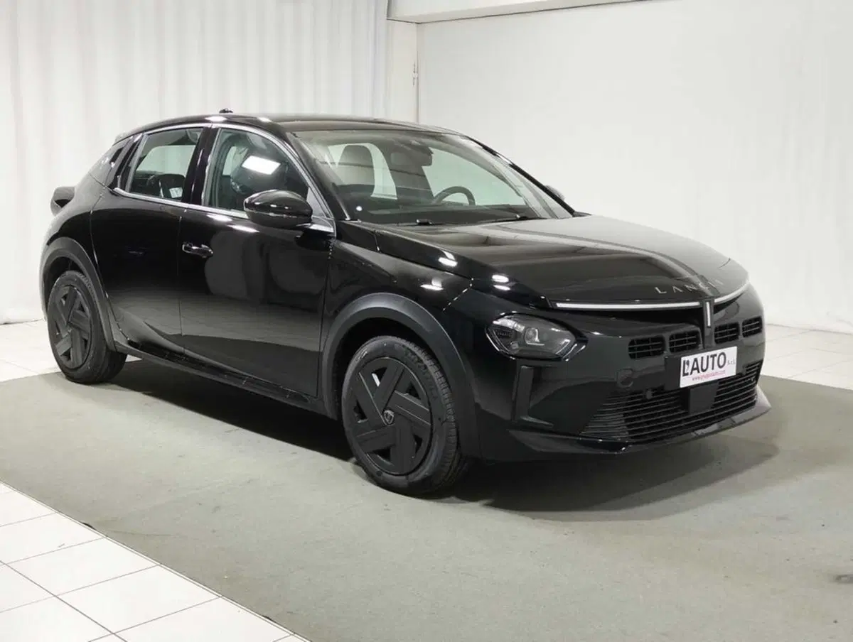 Lancia Ypsilon nuova a Sondrio (7)