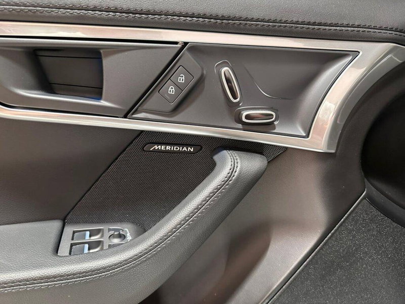 Jaguar F-Type Cabrio usata a Varese (12)