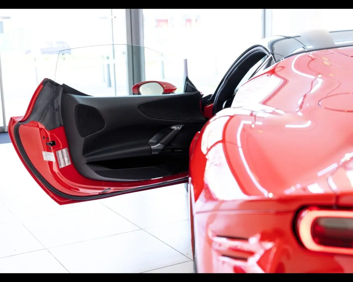 Ferrari SF90 Coupé usata a Padova (12)