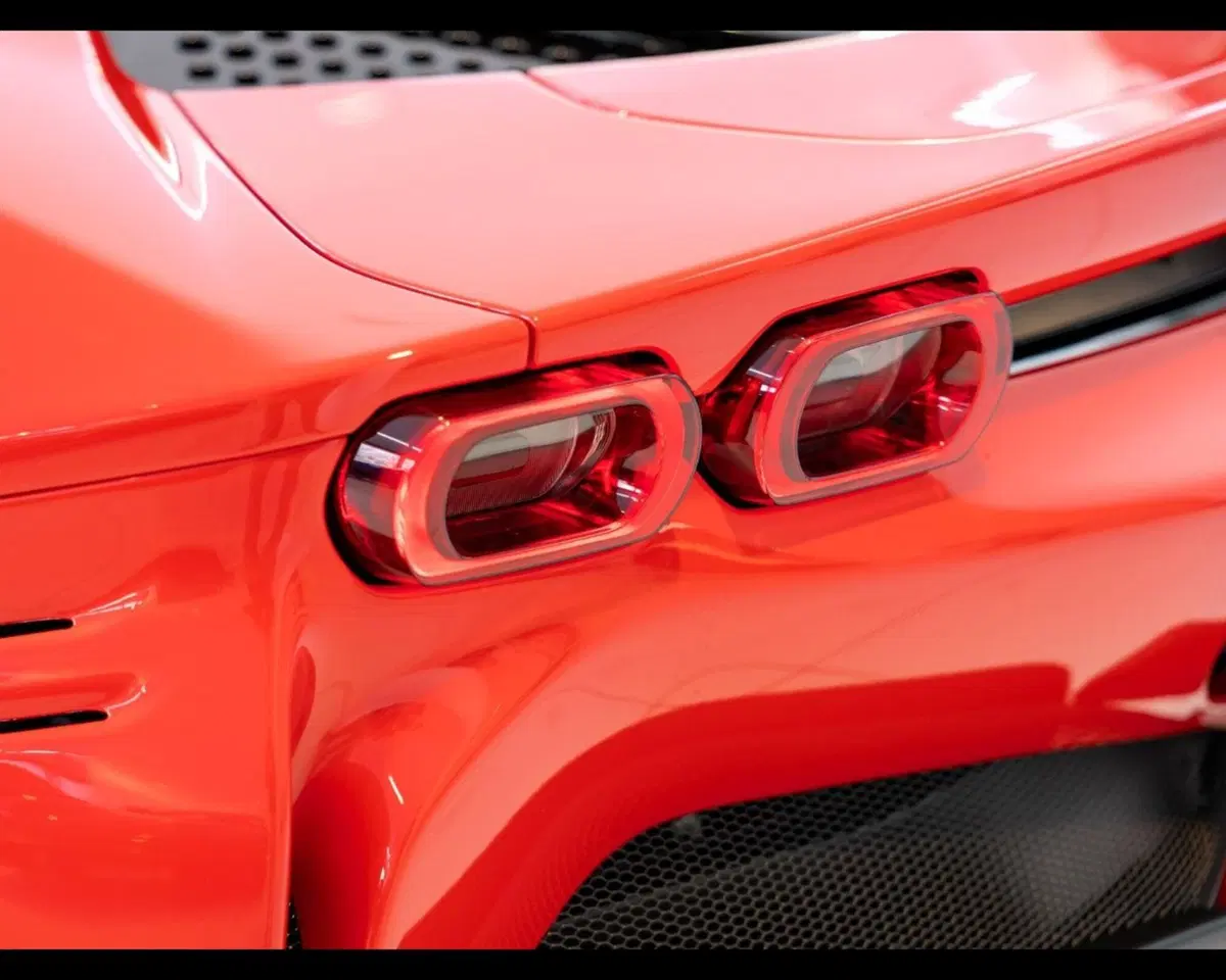 Ferrari SF90 Coupé usata a Padova (15)