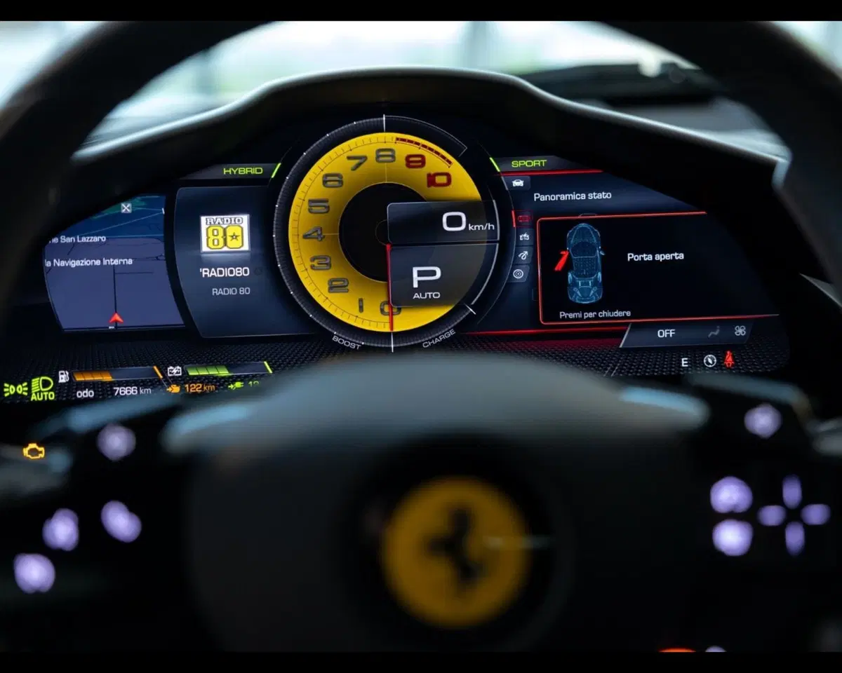 Ferrari SF90 Coupé usata a Padova (17)