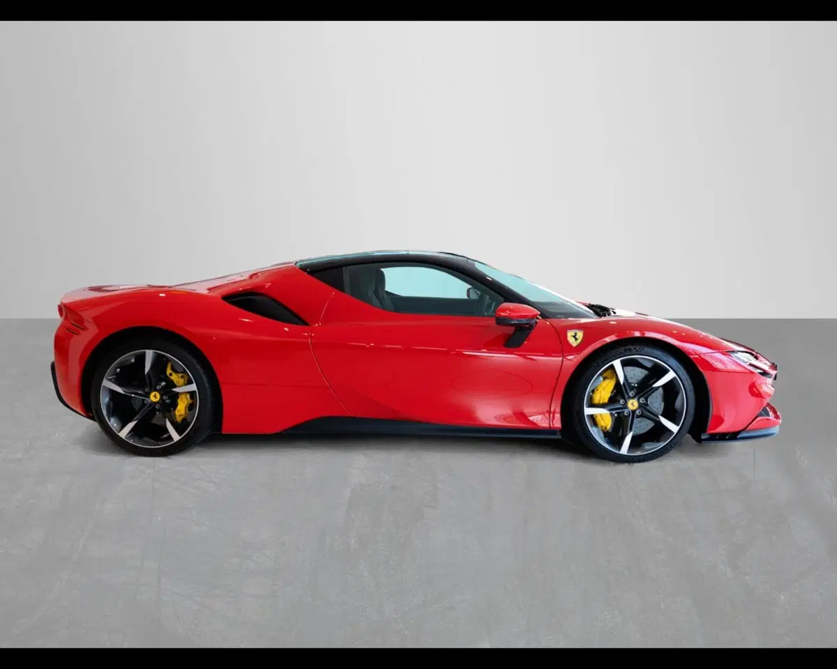 Ferrari SF90 Coupé usata a Padova (3)