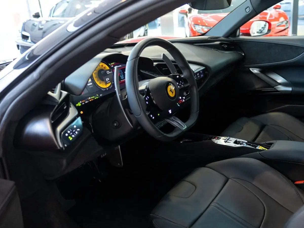 Ferrari SF90 Coupé usata a Padova (5)