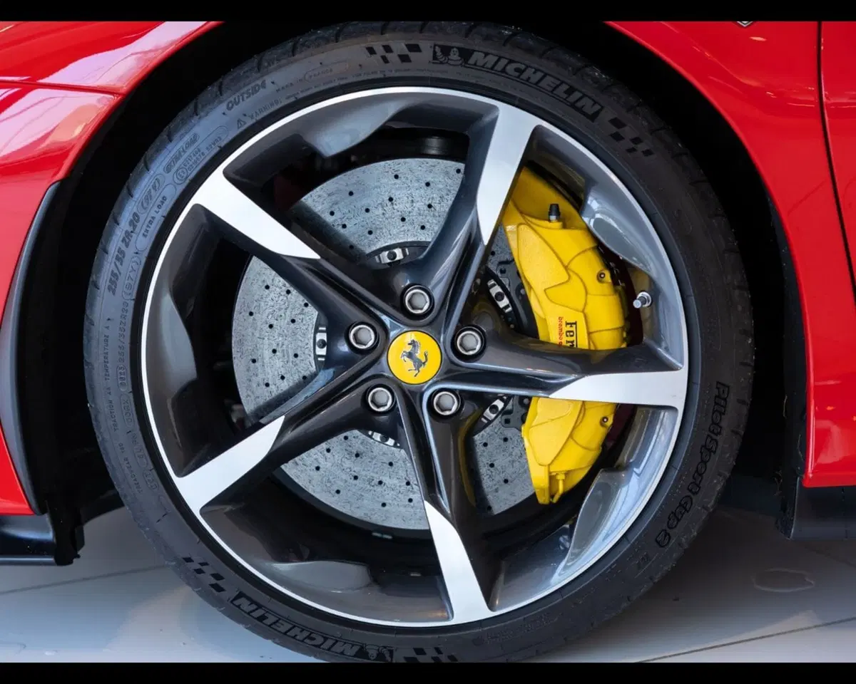 Ferrari SF90 Coupé usata a Padova (7)