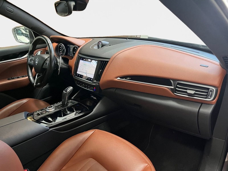 Maserati Levante usata a Bari (12)