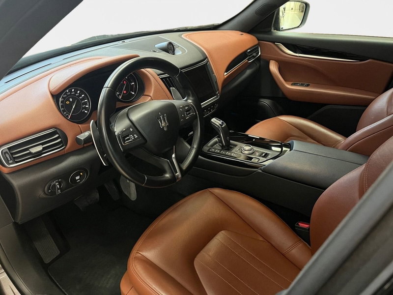 Maserati Levante usata a Bari (5)