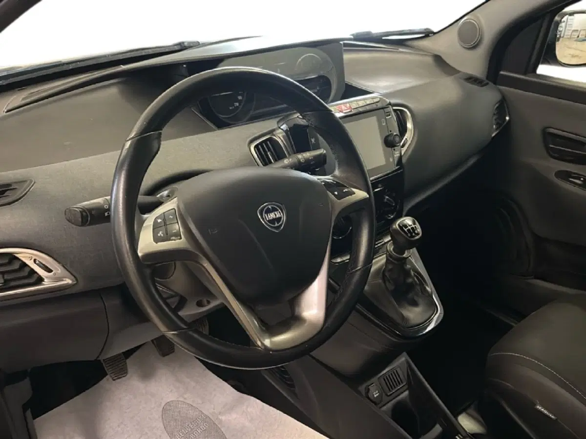 Lancia Ypsilon usata a Arezzo (15)