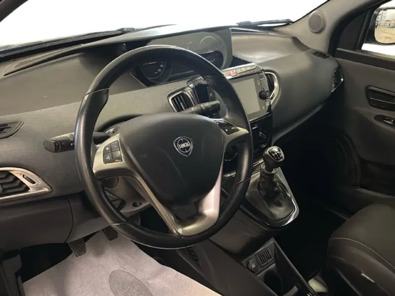 Lancia Ypsilon usata a Arezzo (15)