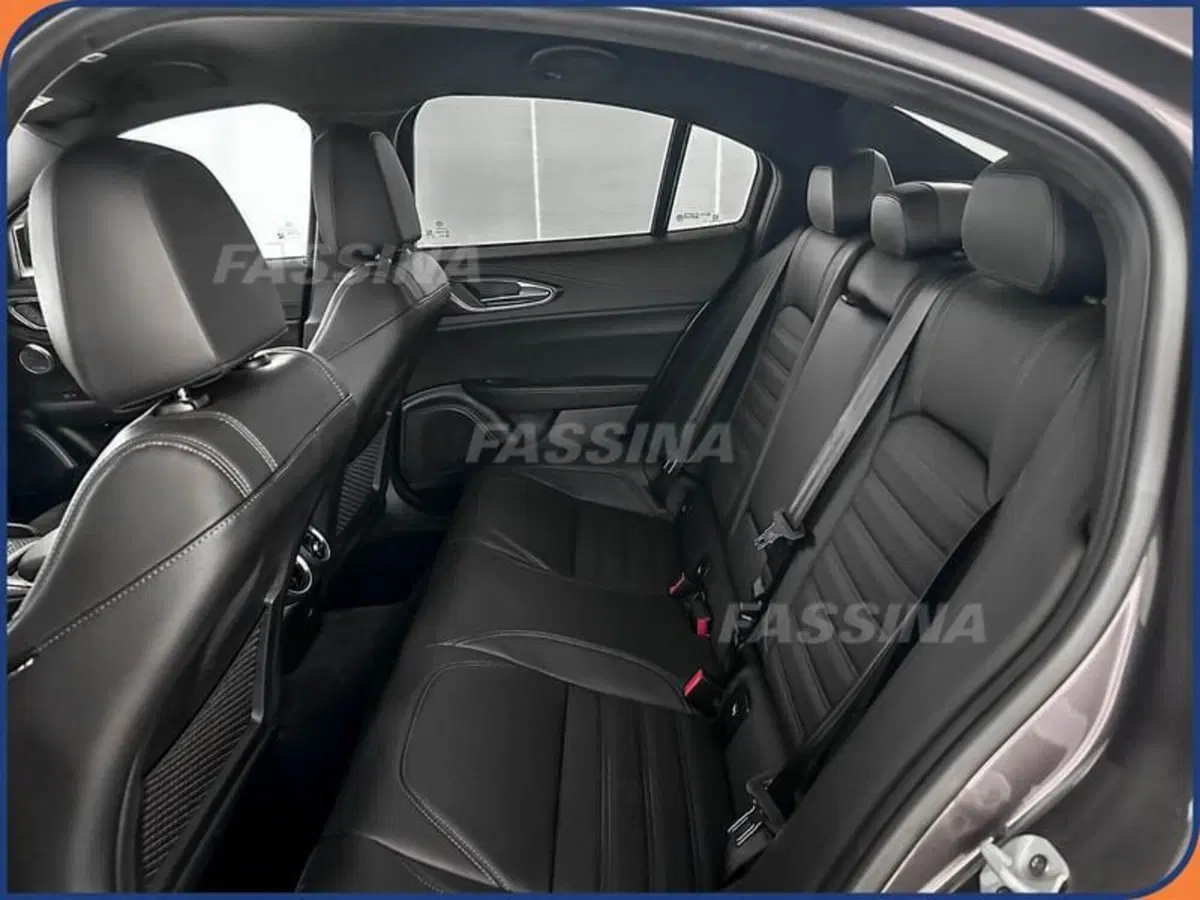 Alfa Romeo Giulia usata a Milano (10)