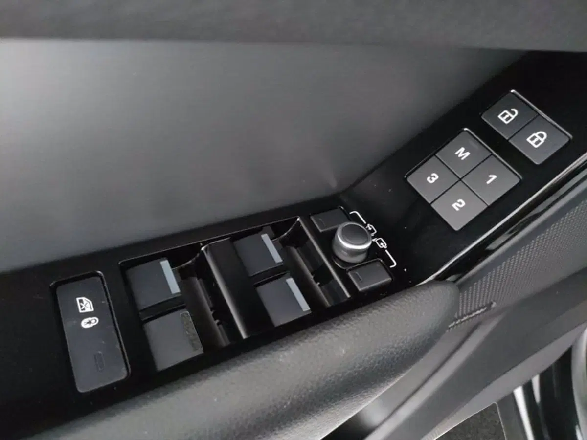 Land Rover Range Rover Velar usata a Pavia (13)