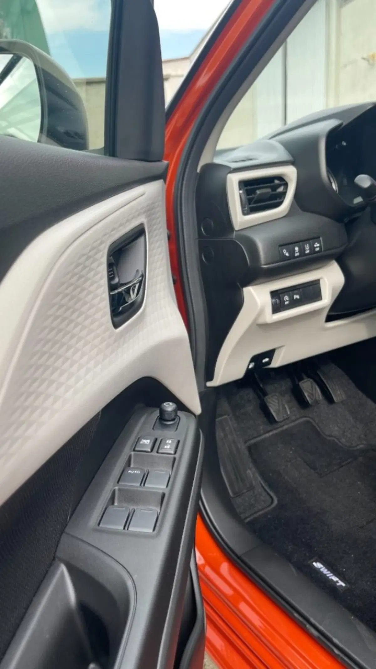 Suzuki Swift nuova a Novara (10)