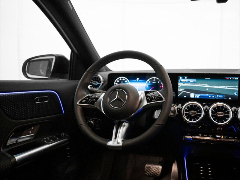 Mercedes-Benz GLA SUV nuova a Macerata (15)