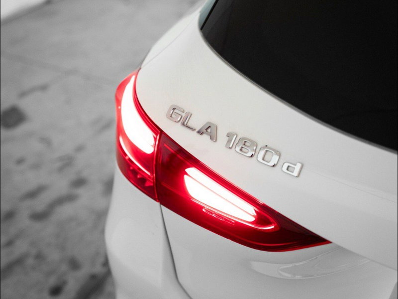 Mercedes-Benz GLA SUV nuova a Macerata (9)