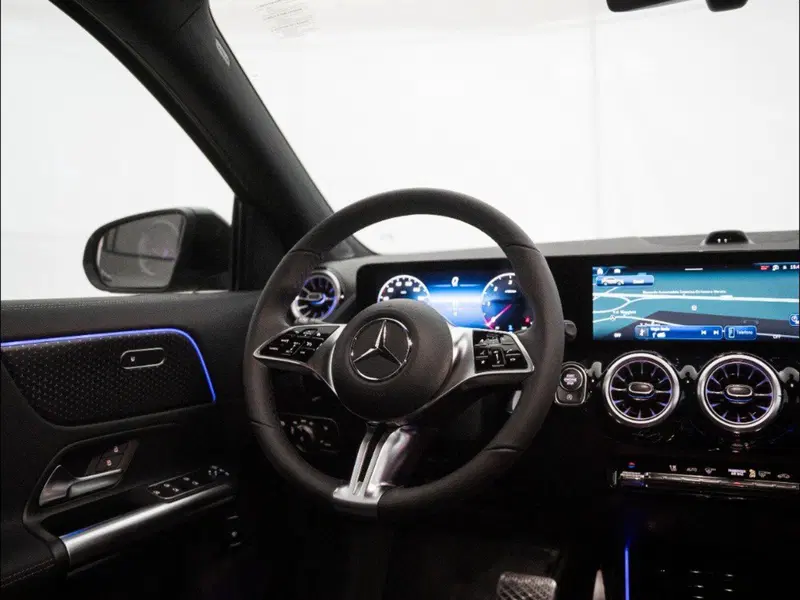 Mercedes-Benz GLA SUV nuova a Macerata (16)