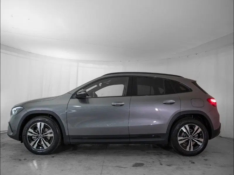 Mercedes-Benz GLA SUV nuova a Macerata (2)