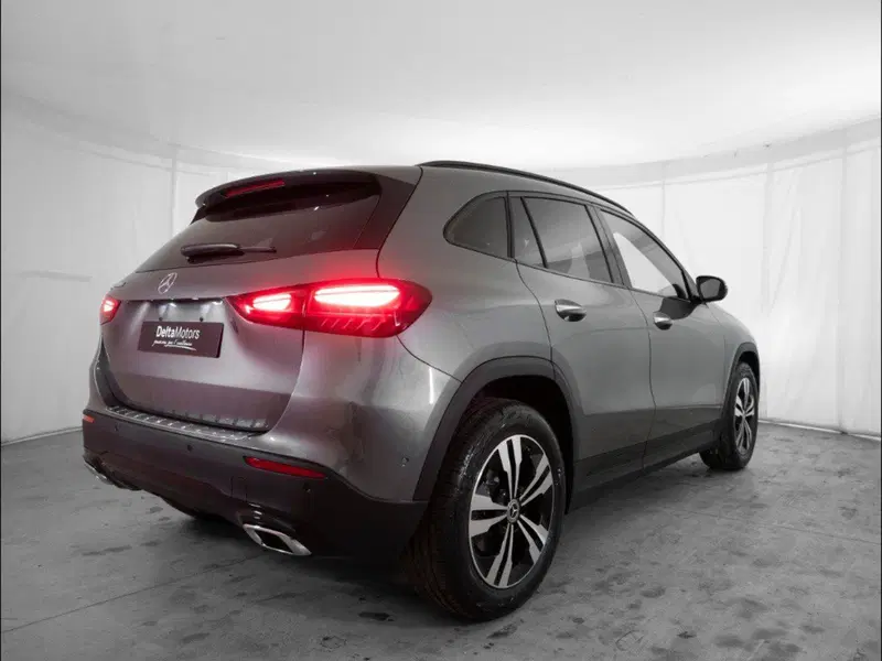 Mercedes-Benz GLA SUV nuova a Macerata (4)
