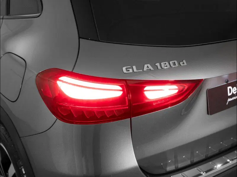 Mercedes-Benz GLA SUV nuova a Macerata (8)