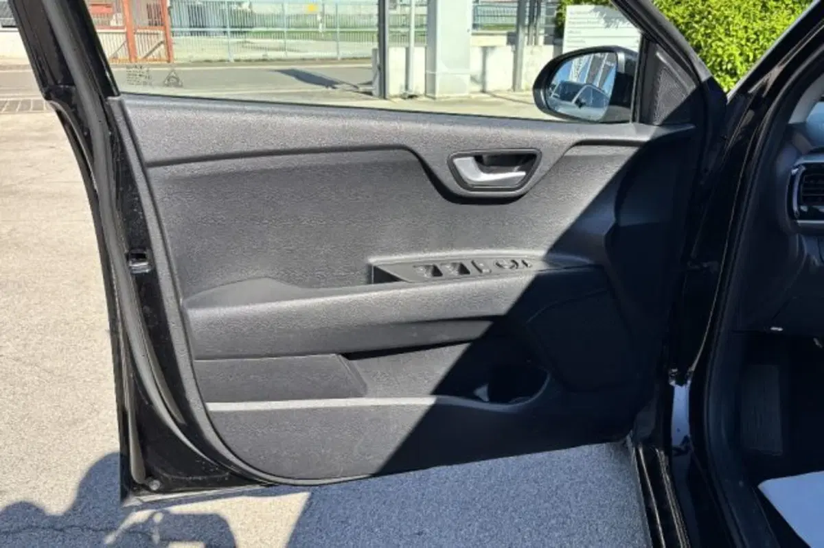 Kia Rio usata a Latina (12)