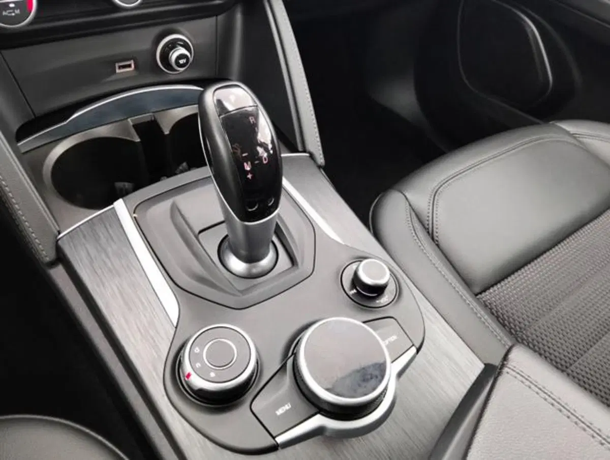 Alfa Romeo Stelvio usata a Como (19)