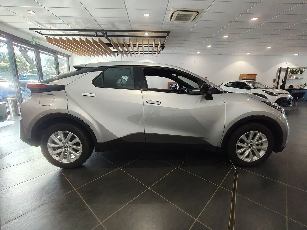 Toyota Toyota C-HR nuova a Frosinone (13)