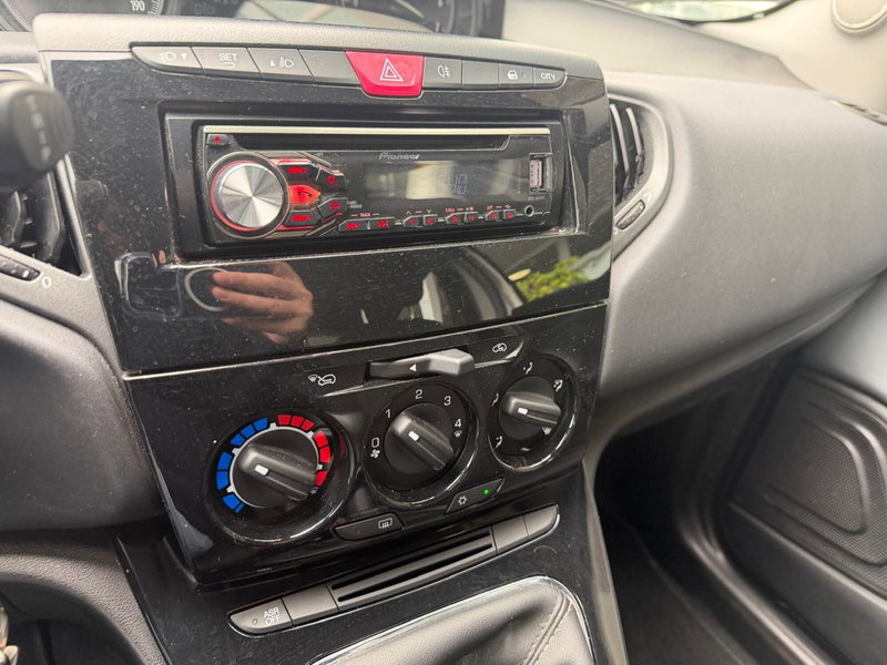 Lancia Ypsilon usata a Vicenza (12)