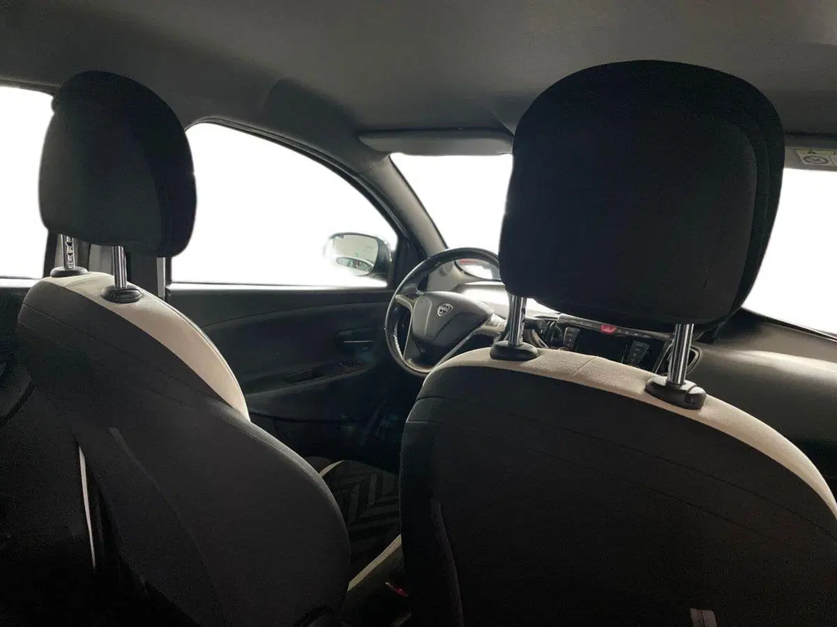 Lancia Ypsilon usata a Salerno (17)