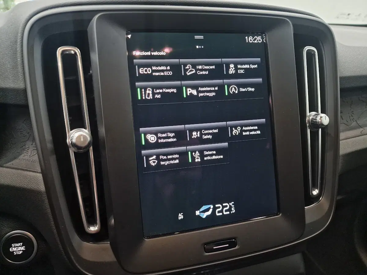 Volvo XC40 usata a Verbano Cusio Ossola (13)