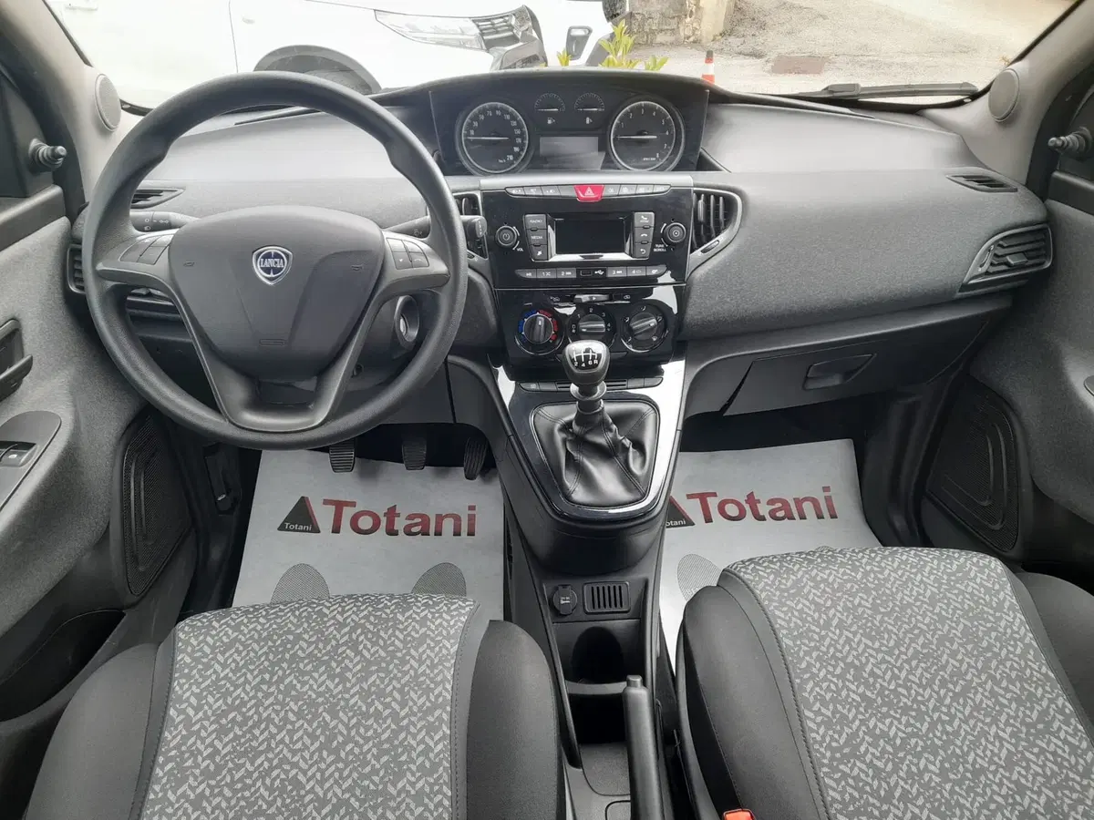 Lancia Ypsilon usata a L'Aquila (10)