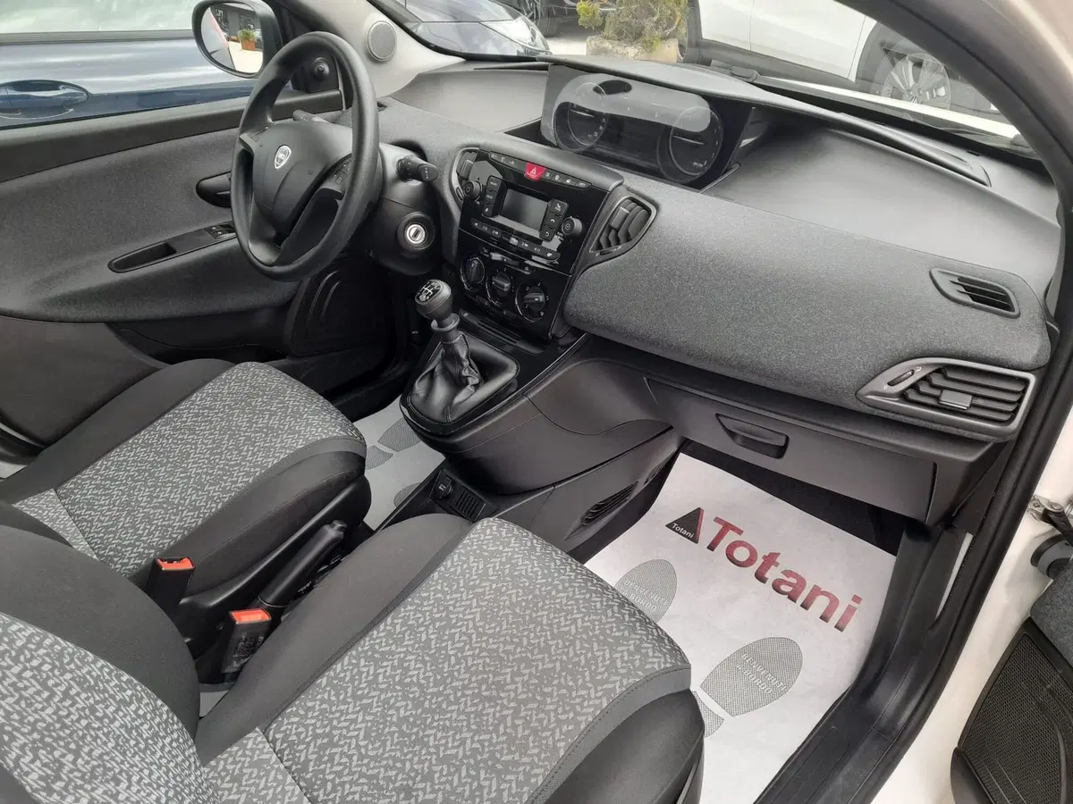 Lancia Ypsilon usata a L'Aquila (11)