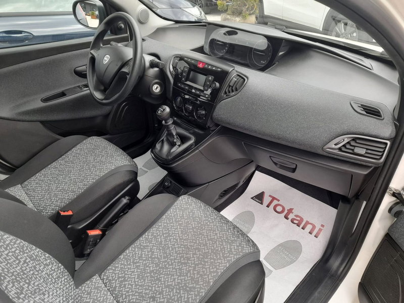 Lancia Ypsilon usata a L'Aquila (11)