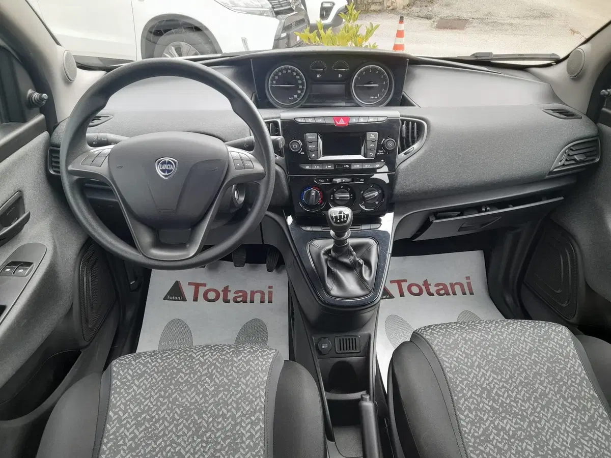 Lancia Ypsilon usata a L'Aquila (12)