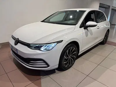 Volkswagen Golf 1.0 eTSI EVO DSG Life del 2023 usata a Genova