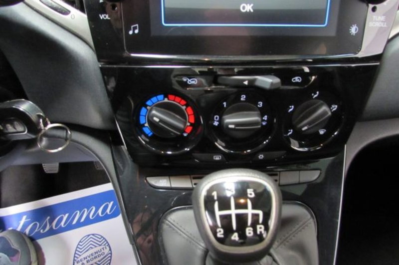 Lancia Ypsilon usata a Milano (10)