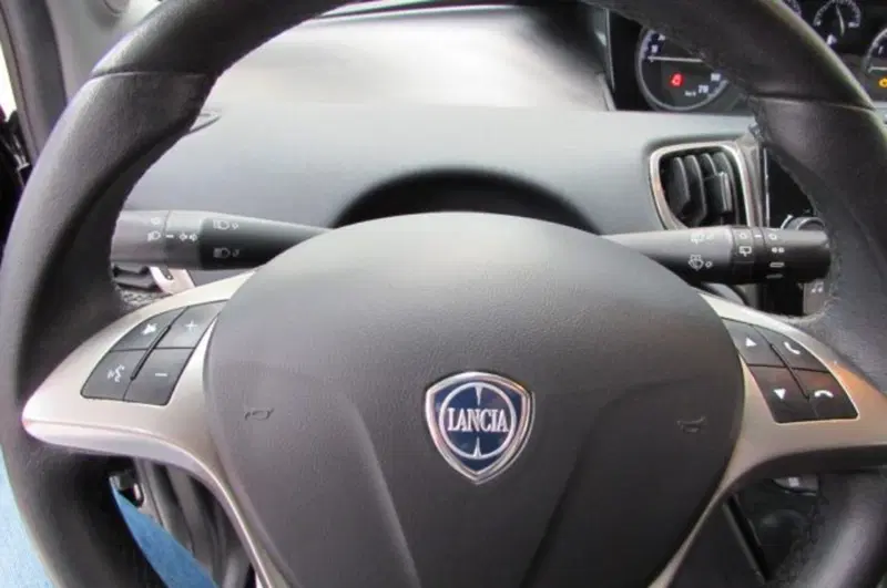 Lancia Ypsilon usata a Milano (11)
