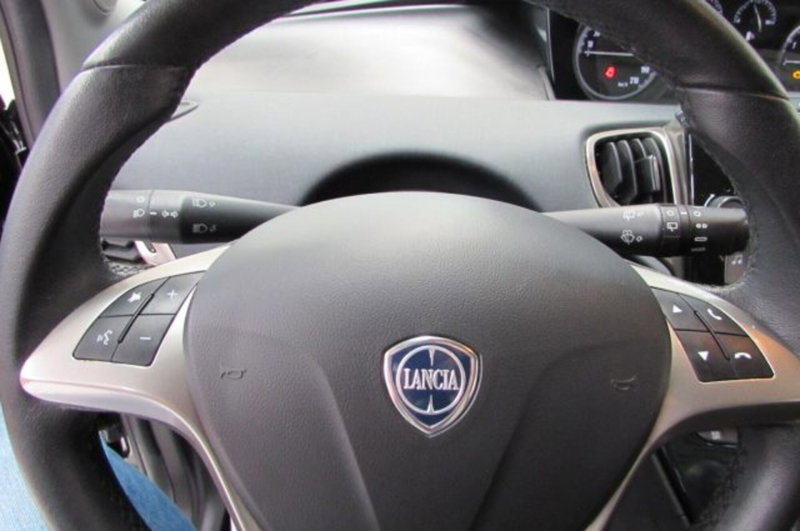Lancia Ypsilon usata a Milano (11)